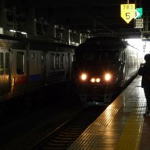 特急きらめきがホームに入ります