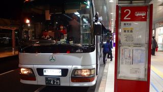 鹿児島市内と鹿児島空港を結ぶ。飛行機の最終便まで走っていて安心した