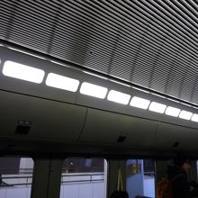 座席の上の荷物入れ