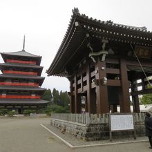 左奥の五重塔は修行道場だそうだ。