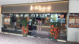 歩道が広くてお店がいっぱい