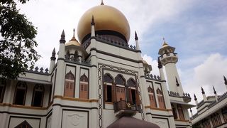 街中に急に現れます