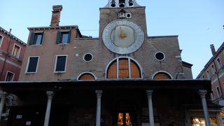 大きな時計が印象的