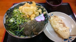 すごい量のワカメうどん！！