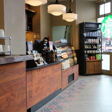 スタバは観光客でにぎわっている