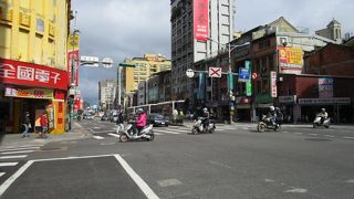 重慶北路 　　迪化街の東にある大通り