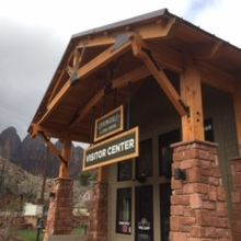 ロッジ調の建物