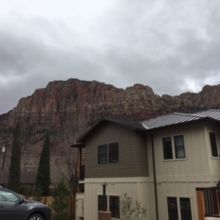 周囲の岩肌はまだまだ低いけど美しい