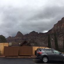 周囲の岩肌はまだまだ低いけど美しい