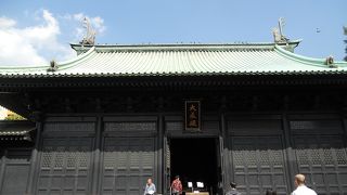 重厚感たっぷりの本堂