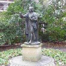 裏庭に在ったジョン ウェズレーの銅像
