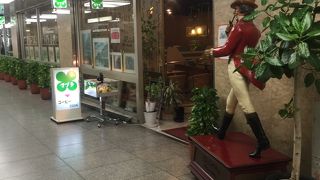 昭和の匂いが漂う店内と、マスターの掛け声が独特。