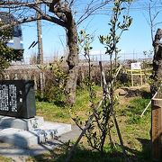 「蜜柑」の文学碑(直ぐ脇に横須賀線の公園)