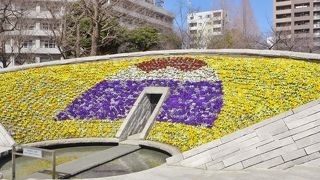 花壇のような祈念碑です