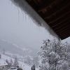 スイスで雪が積もった！シャレー（我が家）の屋根【スイス情報.com】