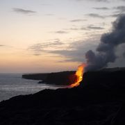 赤く光る溶岩が見られる