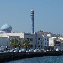 青い屋根と塔のあるモスクが爽やかな印象のマトラ地区。
