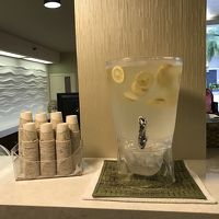 ロビーにはレモン水も常設しています。