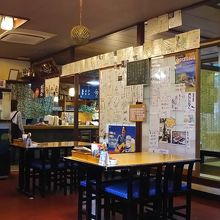 色紙が一杯の店内