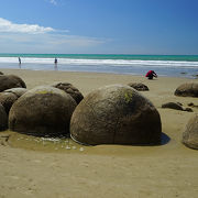 海にあらわれたミステリー！巨大な丸い奇岩のビーチ