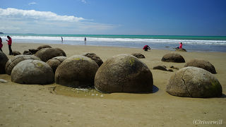 海にあらわれたミステリー！巨大な丸い奇岩のビーチ