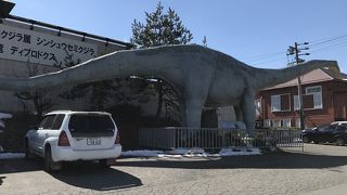 大きな恐竜が出迎え