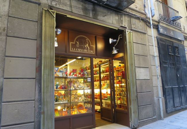「ラ・カイシャ・デ・ファング」スペイン陶器のお店です。