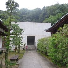 本堂の入っている建物