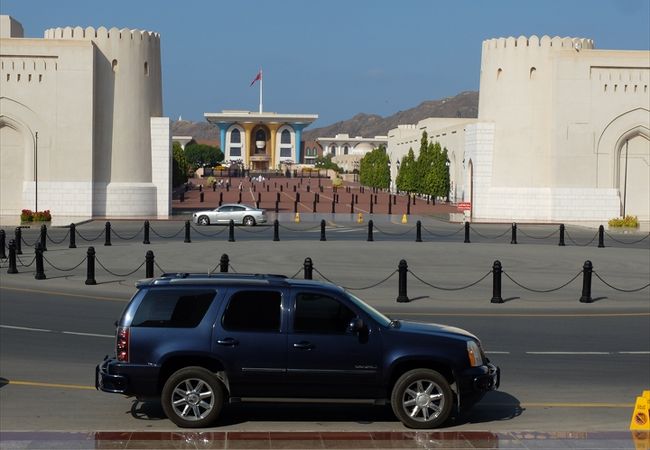 砦に守られた湾に面した宮殿。