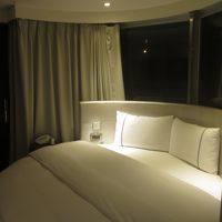 丸いベッド。寝心地は、まあ普通。