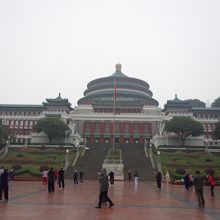 広場に面した左右に広がった建物