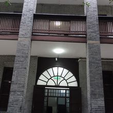 ゲートをくぐって中に入ると、この建物が右手に在ります