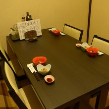 座敷の個室にテーブル席