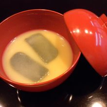 生麩の白味噌仕立てのお椀。蓋を開けた瞬間の辛子の風味が秀逸。