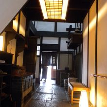 おくどさんもある店内