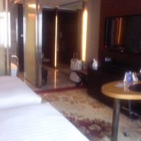 窓側から入り口を見た光景