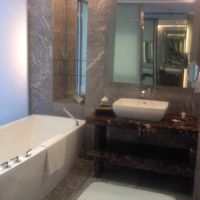 洗面スペースとバスタブ