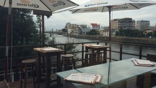 川辺のカフェ