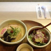 塩ラーメンとアヒポケ丼で12.57ドル（チップ抜き）