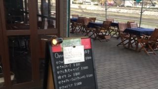 川沿いのオシャレなお店。