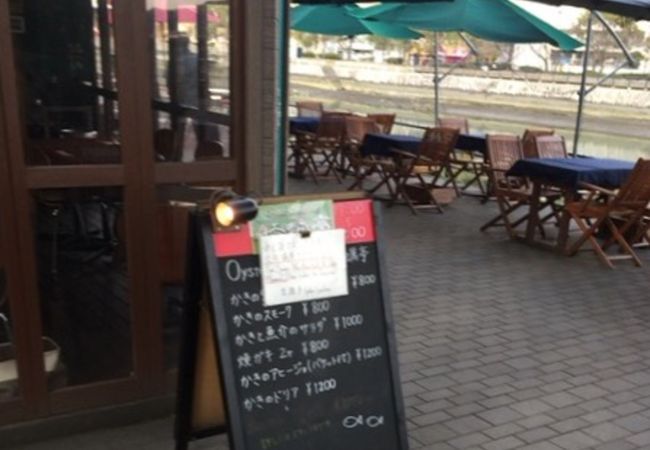 川沿いのオシャレなお店。