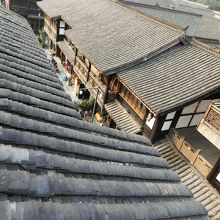 宿泊したホテルの屋上から見た文殊坊の伝統的な街並み。