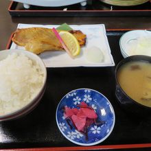 焼魚（赤魚）のセットを食べました