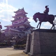 今治城と藤堂高虎像