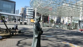 駅前の少年像。