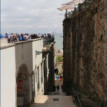 「ポルタス・ド・ソル広場」脇の階段を下りてアルファマ地区へ