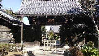 JR日暮里駅北西側で荒川区西日暮里３丁目にある日蓮宗の寺院です。