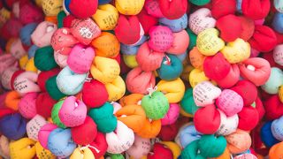 SNSでよく見るカラフルな「くくり猿」