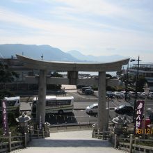 八幡宮から海を臨む