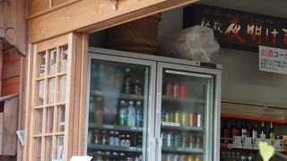 馬籠宿の中ほどにある酒屋さん